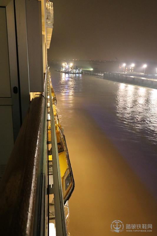开船了,当天皇家加勒比的量子号也同一天离港,赛琳娜率先起航,我们拍