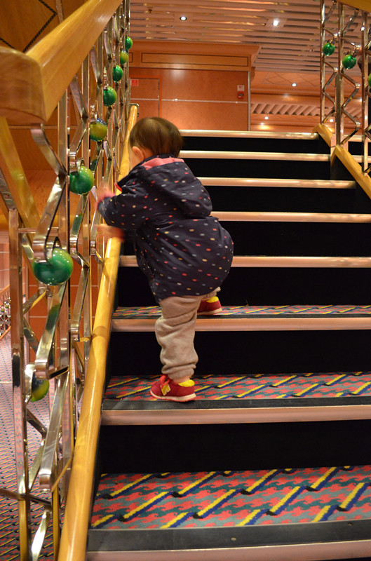 23 歌诗达大西洋号,我们终于来啦~ 西西在船上最爱的娱乐项目是爬楼梯