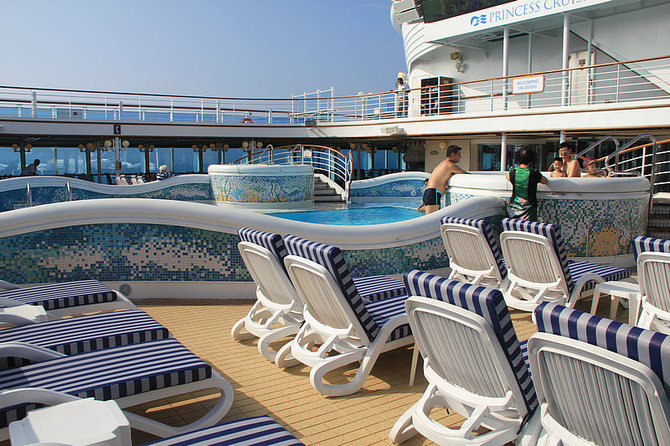 这个泳池叫做neptune, 海王星的意思.